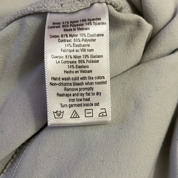 Alo moto leggings in a very light grey. - Picture 4 of 7